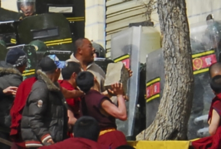 Des moines attaquent les policiers à Lhassa, en 2008 (Photo : auteur inconnu)